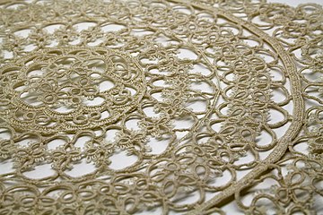 Rotational symmetry in lace: tatting work