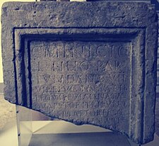 Одломак почасне базе Ц Миниција Фундана с положаја Громила из Шипова, Земаљски музеј у Сарајеву, 2. век – 3. век.