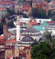 Гази Хусрев-Бегова џамија со саат кулата (лево)