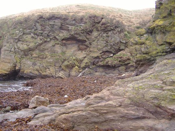 Geological fault at Niarbyl. The narrow white diagonal line near centre of picture is where the two sides of the Iapetus Ocean met during its closure.