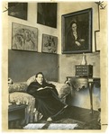 Gertrude Stein ca 1905 i sitt hem på 27 rue de Fleurus i Paris, på väggen ett porträtt av henne målat av Pablo Picasso.