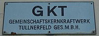 Schild an einem Trafogebäude in der Nähe des Kernkraftwerks Zwentendorf