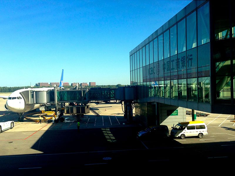 File:Glass walled jet bridge at Beijing Capital International Airport Terminal 3.jpg