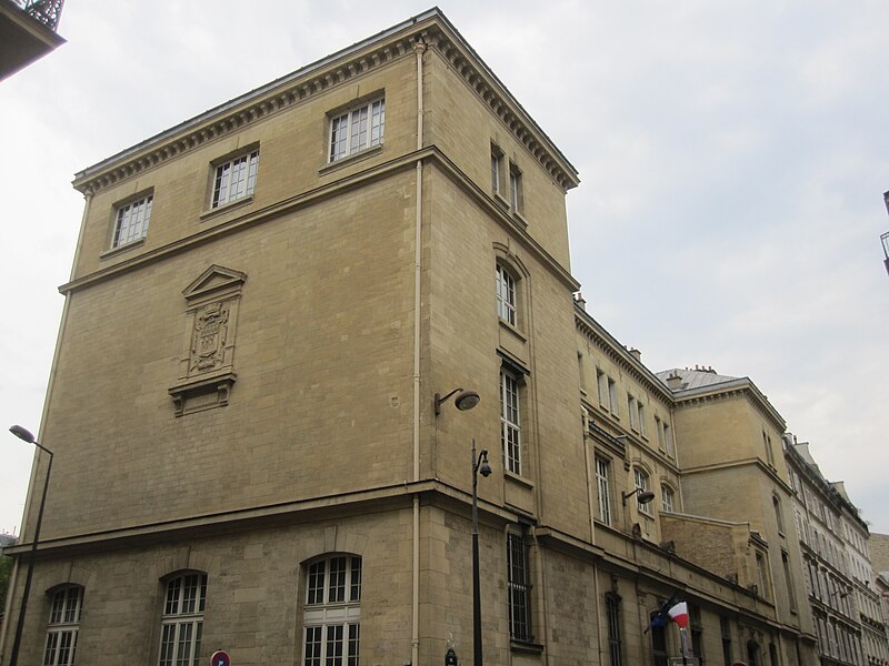 File:Government Building in Paris, July 2022.jpg