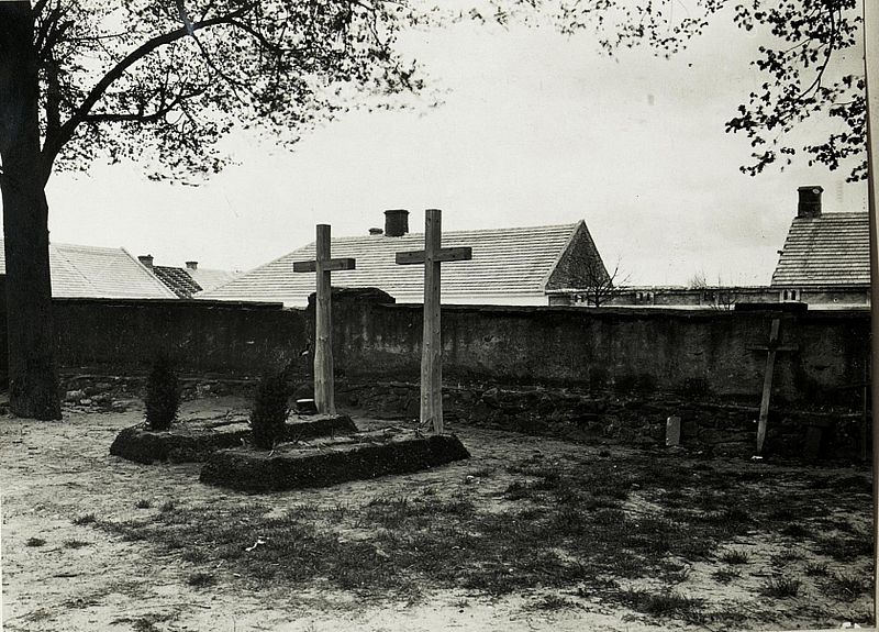 File:Grocholice Friedhof im Kirchhofgarten. Gräber der Vormeister Huszow und Reit. (BildID 15588994).jpg