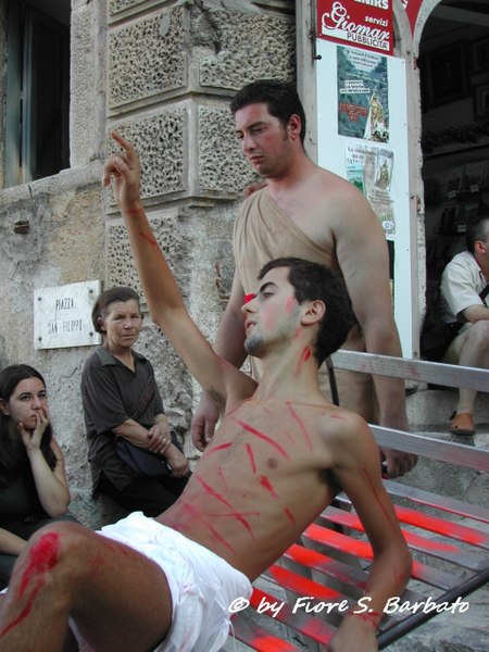 File:Guardia Sanframondi (BN), 2003, Riti settennali di Penitenza in onore dell'Assunta, la rappresentazione dei "Misteri". - Flickr - Fiore S. Barbato (16).jpg