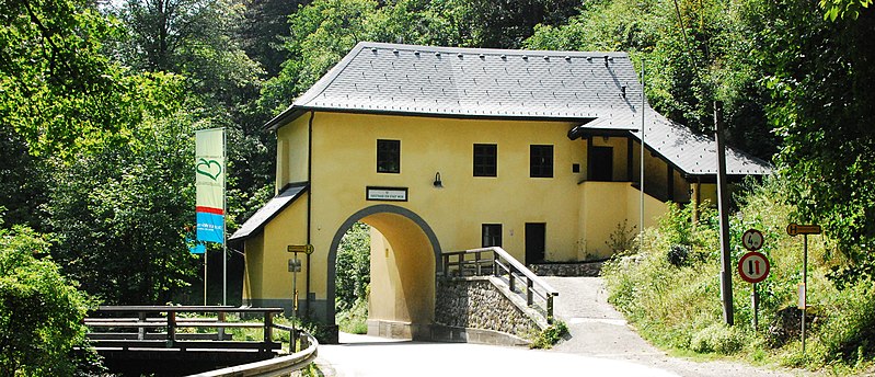 File:GuentherZ 2010-08-14 0108 Sieding Schloss Stixenstein Tordurchfahrt.jpg