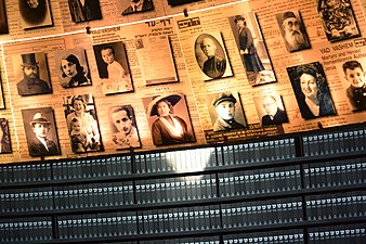 Sala dei Nomi: Pagine di testimonianza che commemorano i milioni di ebrei assassinati durante l'Olocausto
