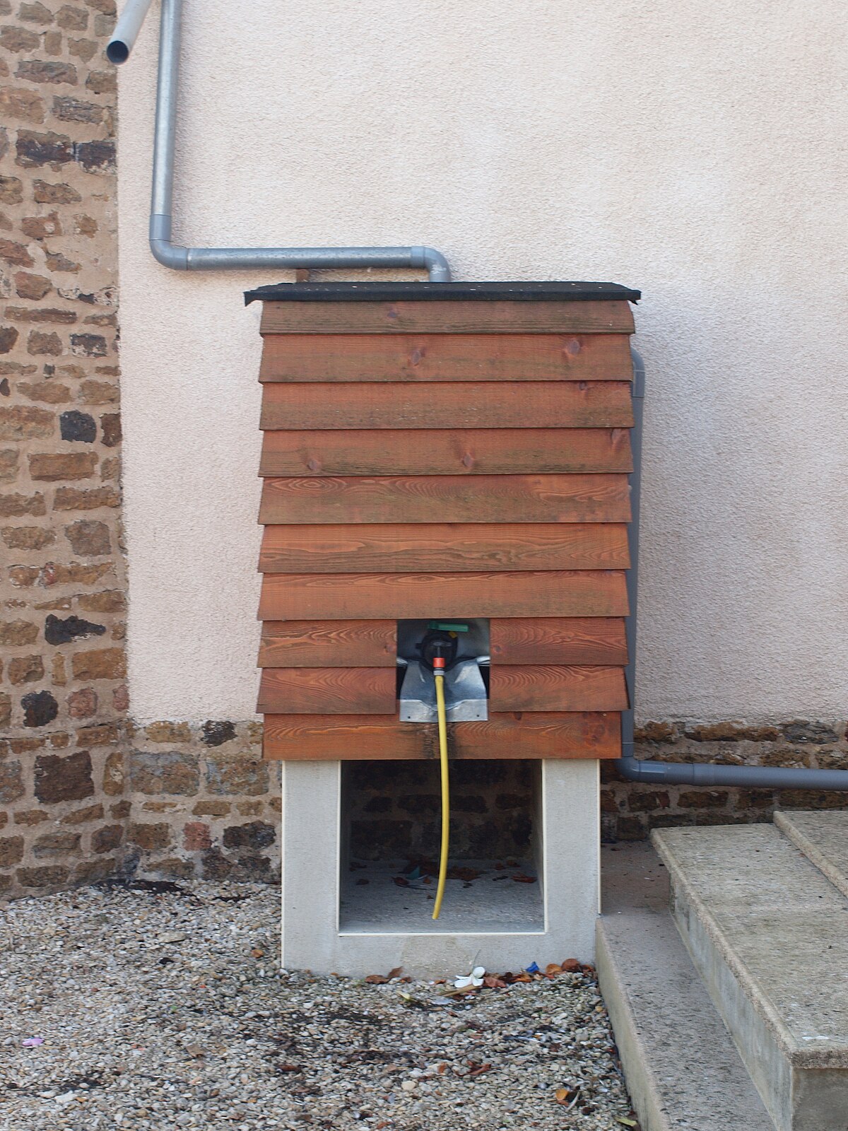 Pompe pour l'alimentation d'appareils sanitaires en eaux pluviales