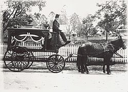 A halottaskocsi régen valóban „kocsi” volt, mint ezen az 1900-as évek eleji fényképen