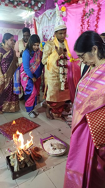 File:Hindu Wedding rituals during wedding of two blind persons at Voice Of World Kolkata 20.jpg