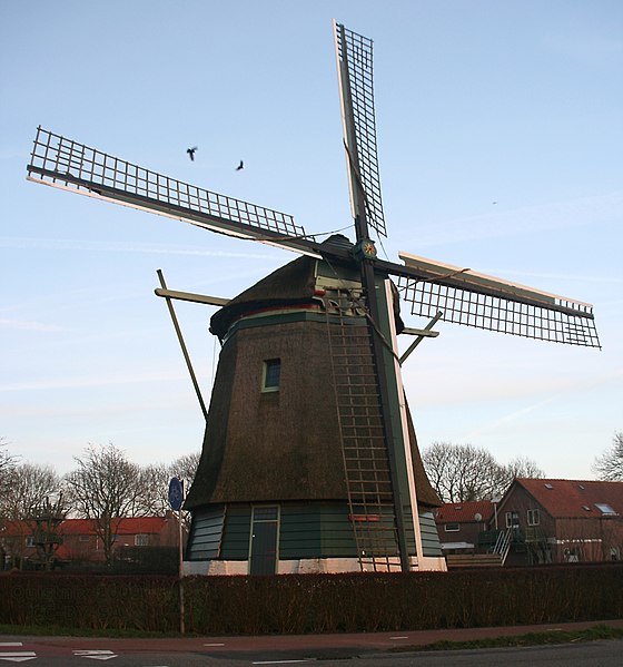 File:Hoogwoud - molen De Lastdrager in late namiddag.jpg