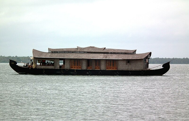 File:House boat in Vembanattukayal.jpg