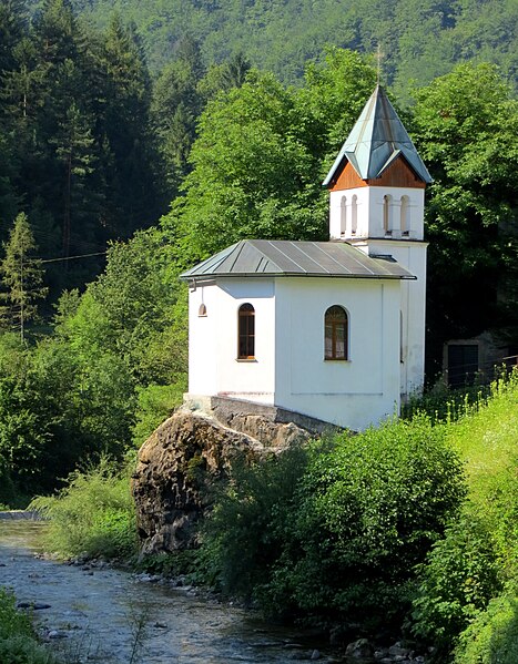 File:Hudajužna Slovenia - church.jpg