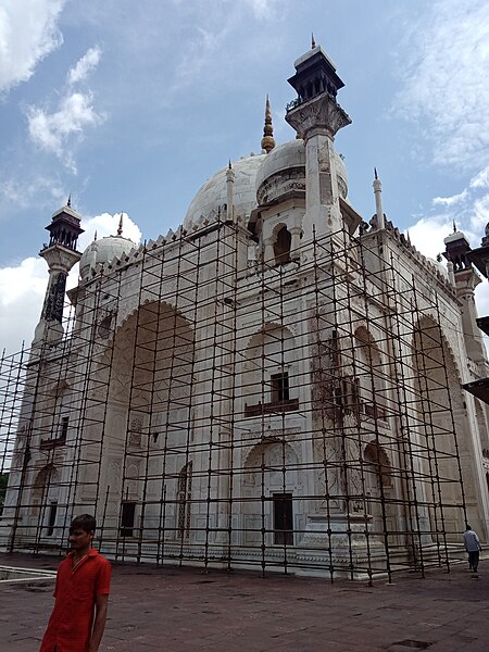 Fayl:IAshishTripathi Renovation work Bibi ka Maqbara backside.jpg