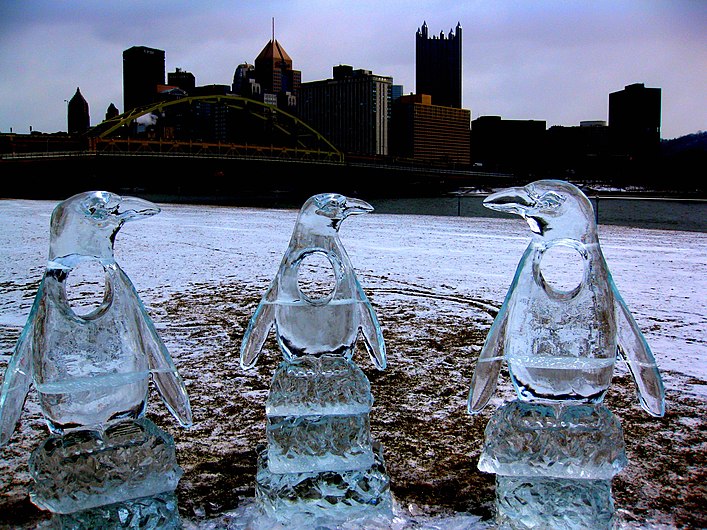 Ice Sculpture of 3 Penguins (5298626912).jpg