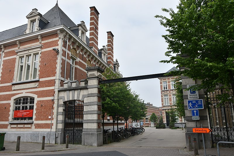 File:Ingang zuidzijde Voormalig Militair Hospitaal en Arsenaal Antwerpen 1-05-2019.jpg