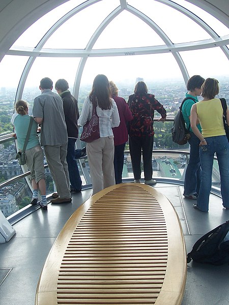 ไฟล์:InsidetheLondonEye.JPG