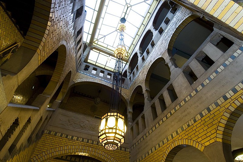 File:Interieur, meubilair van Berlage- lamp in het trappenhal - Amsterdam - 20529312 - RCE.jpg