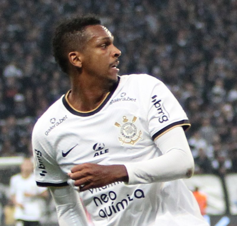 Atacante ex-Corinthians volta ao futebol europeu e acerta com