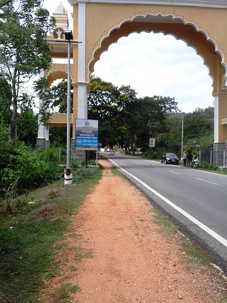 File:J.C.Nagar Welcome Board to Chamundi Hills.jpg