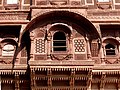 Jharoka adornado con techo inclinado 'Do-chala'