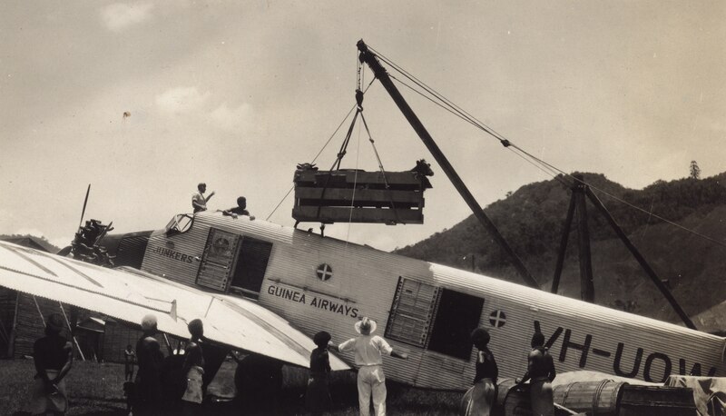 File:KITLV A498 - Uitladen van vee uit een driemotorige vliegtuig van Maatschappij Guinea Airways te Lae op Nieuw-Guinea, KITLV 377657.tiff