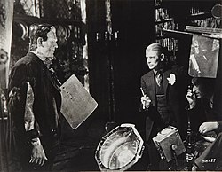 Boris Karloff (som Frankensteins monster) og James Whale, ved indspilningen af Frankensteins brud (1935).