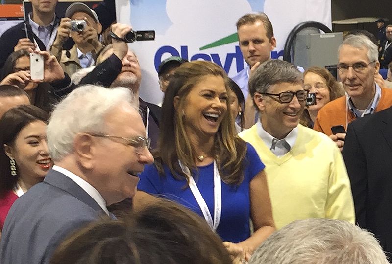 File:Kathy Ireland, Warren Buffett and Bill Gates at the 2015 Berkshire Hathaway Shareholders Meeting.jpg