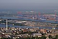 Deutsch: Blick über die Rethe auf die Kattwyk-Halbinsel in Hamburg-Wilhelmsburg, im Hintergrund der Köhlbrand und der Container-Terminal Altenwerder, im Vordergrund die Ölwerke Schindler.