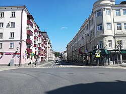 Вид улицы от перекрёстка с улицей Островского