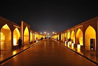 Vista sul ponte di notte.