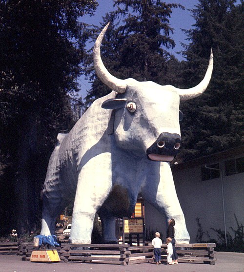 Paul Bunyan's sidekick, Babe the blue ox, sculpted as a ten-meter tall roadside tourist-attraction