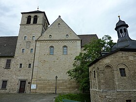 L'église abbatiale et la chapelle double.