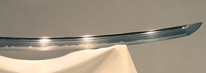 Miniatuur voor Bestand:Kodachi-Sword-Hachiya-Nagamitsu-13th-Century - cropped image close up of hamon.png