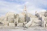 Monumen Bukit Harapan di Onomichi, Hiroshima dilengkapi dengan marmer Carrara seluas lima ribu meter persegi.