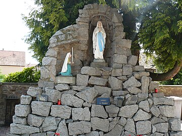 Gruta de Lourdes cerca de la iglesia