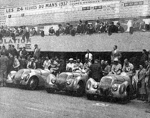 Peugeot-Darl'Mat team lined up for the start L'equipe Peugeot aux 24 Heures du Mans 1937 (seule complete a l'arrivee).jpg