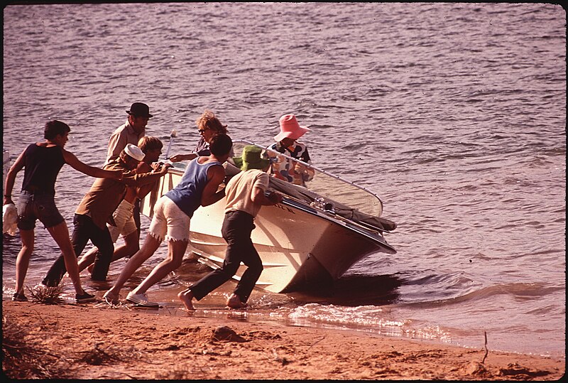 File:LAUNCHING AT LAKE POWELL - NARA - 544381.jpg