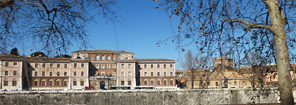 Lungotevere in Sassia with the Ospedale di Santo Spirito in Sassia L tevere in Sassia - osp s Spirito P1000200.jpg