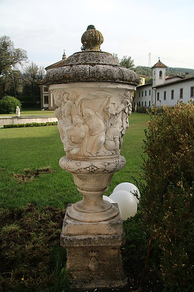 File:Lamporecchio, Villa Rospigliosi, vaso ornamentale nel giardino 01.jpg