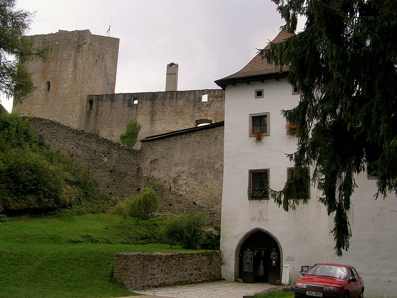 File:Landštejn, hrad, 1. brána 01.jpg