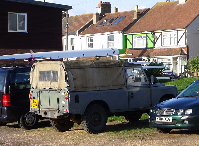 File:Land rover (12502655933).jpg