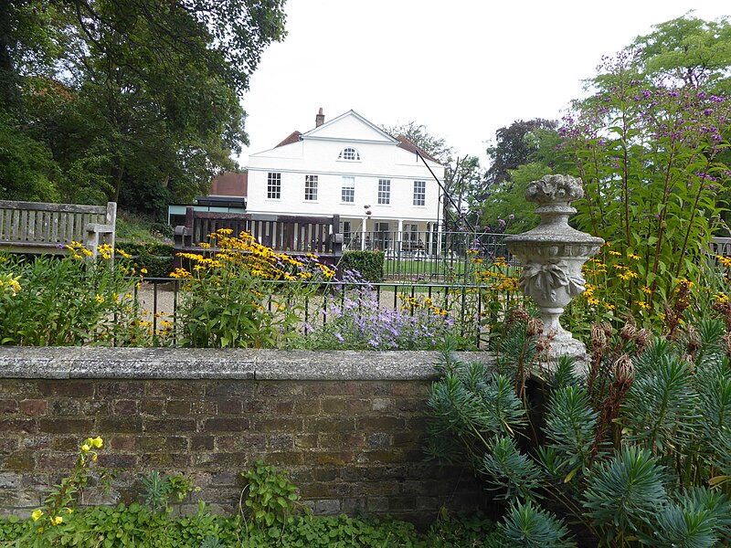 File:Lauderdale House from its terrace - geograph.org.uk - 5983774.jpg