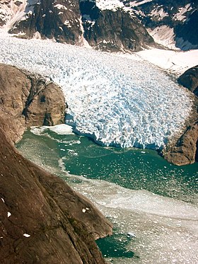 Vue aérienne du front glaciaire.