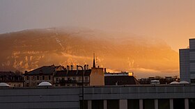 Salida del sol sobre Chêne-Bourg