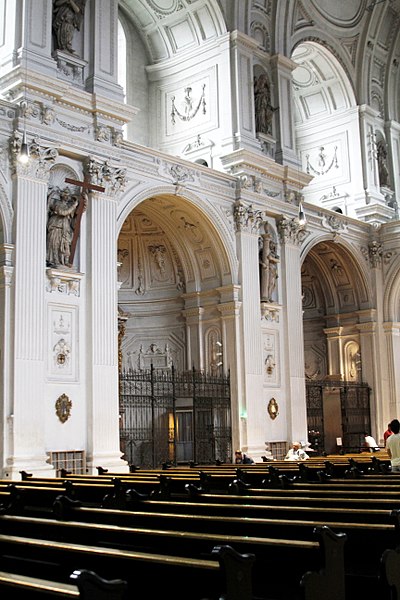 File:Left side chapels - Michaelskirche - Munich - Germany 2017.jpg