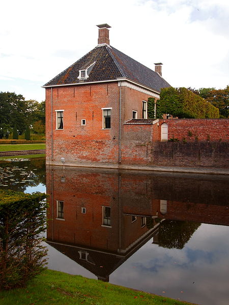 File:Linkerzijde Borg Verhildersum. Leens.JPG