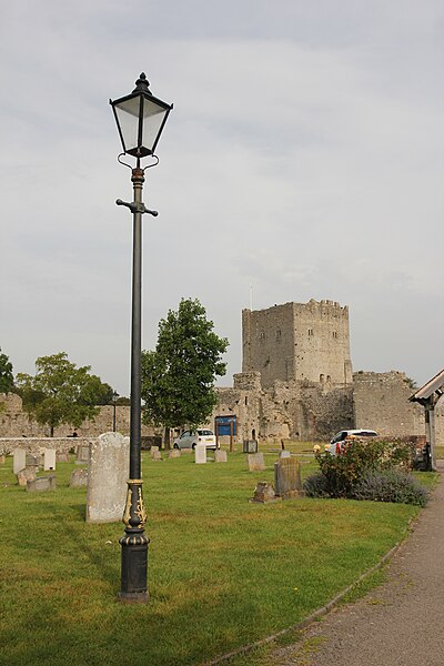 File:Listed Lamp in St Mary's Churchyard 2.jpg