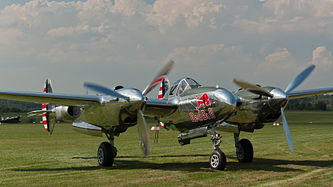 English: Red Bull (The Flying Bulls) Lockheed P-38L Lightning (reg. N25Y, cn 422-8509, built in 1944). Engine: 2 × Allison V1710 (2 × 1.475 hp). Deutsch: Red Bull (The Flying Bulls) Lockheed P-38L Lightning (Reg. N25Y, cn 422-8509, Baujahr 1944). Antrieb: 2 × Allison V1710 (2 × 1.475 PS).